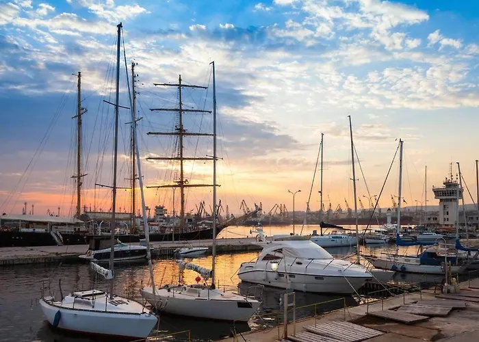 Marina Apartment-2bdr At South Bay Complex Апартаменты